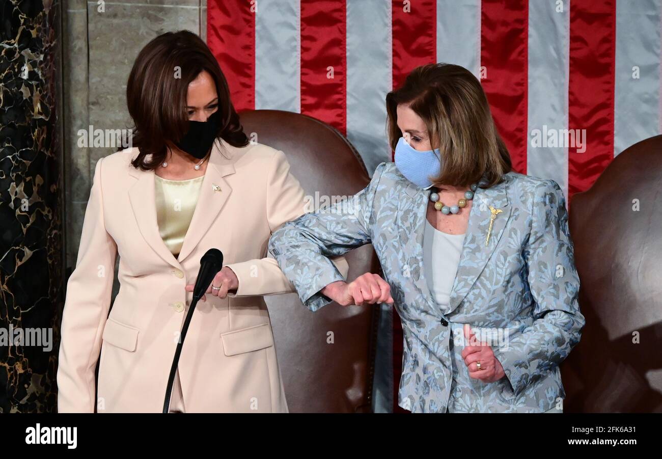 Washington, DC. 28 avril 2021. Le vice-président américain Kamala Harris (L) salue la présidente de la Chambre des représentants des États-Unis Nancy Pelosi (démocrate de Californie) devant le président américain Joe Biden lors d'une session conjointe du Congrès au Capitole des États-Unis à Washington, DC, le 28 avril 2021. Credit: Jim Watson/Pool via CNP | usage dans le monde crédit: dpa/Alay Live News Banque D'Images