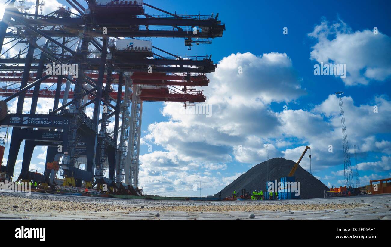 Port de Stockholm Norvik, Suède, 2020-03-18: Vue aérienne de l'installation de nouvelles grues, expédiées de la Chine à la Suède. Photo de haute qualité Banque D'Images