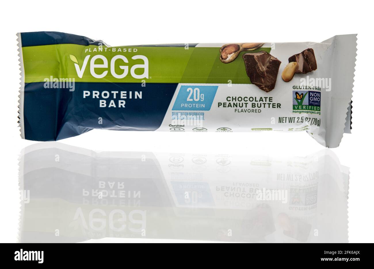 Winneconne, WI - 27 avril 2021: Un paquet de la barre de nutrition de la protéine Vega sur un fond isolé Banque D'Images
