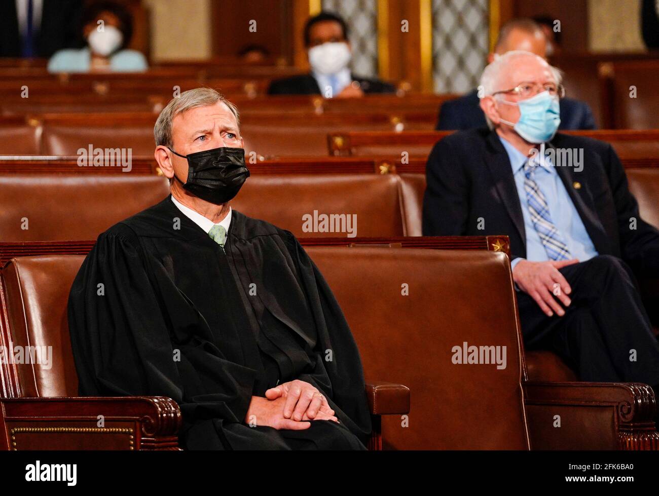 Washington, États-Unis. 28 avril 2021. WASHINGTON, DC - 28 AVRIL : le juge en chef John G. Roberts Jr. Et le sénateur Bernie Sanders (i-Vt.) écoutent le président Joe Biden lors d'une séance conjointe du Congrès, avec le vice-président Kamala Harris et la présidente de la Chambre Nancy Pelosi (D-Californie) sur le dais derrière lui, le mercredi 28 avril 2021. Biden a parlé à une nation cherchant à émerger de crises doubles de pandémie et de glissement économique dans son premier discours à une session conjointe du Congrès. (Melina Mara/Pool/Sipa USA) crédit: SIPA USA/Alay Live News Banque D'Images