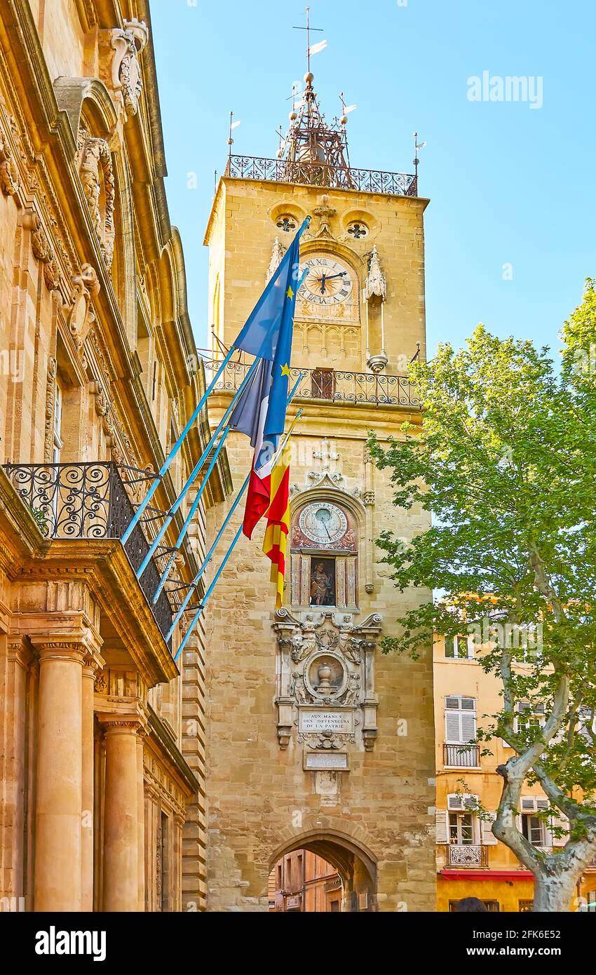 Le beffroi médiéval ou tour de l'horloge d'Aix-en-Provence avec horloge  astronomique, situé sur la place de l'Hôtel de ville, en France Photo Stock  - Alamy