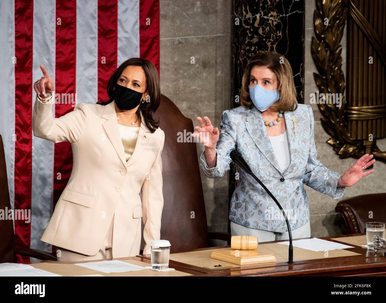 États-Unis. 28 avril 2021. Le vice-président Kamala Harris, à gauche, et le président de la Chambre Nancy Pelosi, D-Californie, parlent avant le début de l'allocution du président Joe Biden à la session conjointe du Congrès au Capitole des États-Unis, le mercredi 28 avril. 4, 2021. Credit: Caroline Brehman/Pool via CNP/Media Punch/Alay Live News Banque D'Images