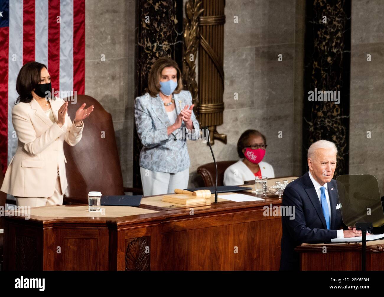 États-Unis. 28 avril 2021. Le vice-président Kamala Harris et le président de la Chambre Nancy Pelosi, D-Californie, clap en tant que président Joe Biden, prononce son allocution à la session conjointe du Congrès, le mercredi 28 avril 2021. Credit: Caroline Brehman/Pool via CNP/Media Punch/Alay Live News Banque D'Images