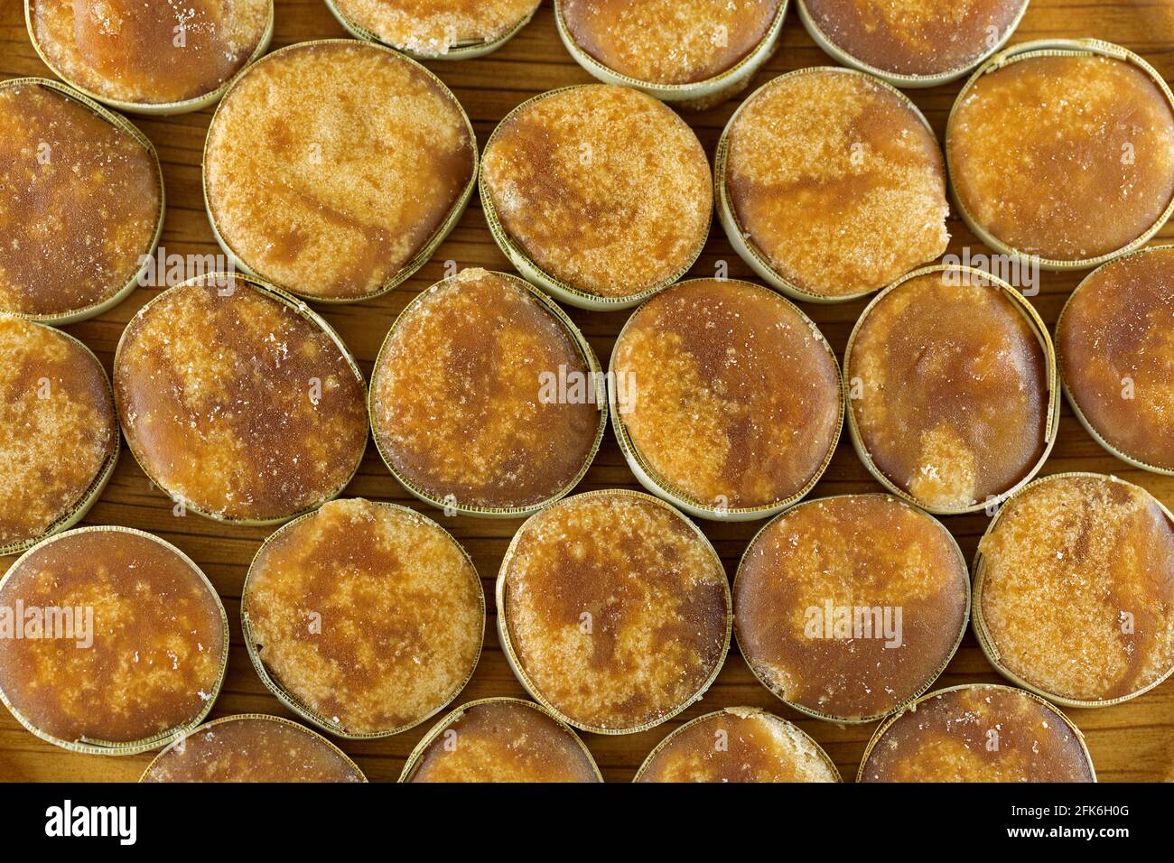 Vue de dessus du sucre de jaggery fait de palmier asiatique Palmyra sève remplie en tranches de petites feuilles de palmier séchées Banque D'Images