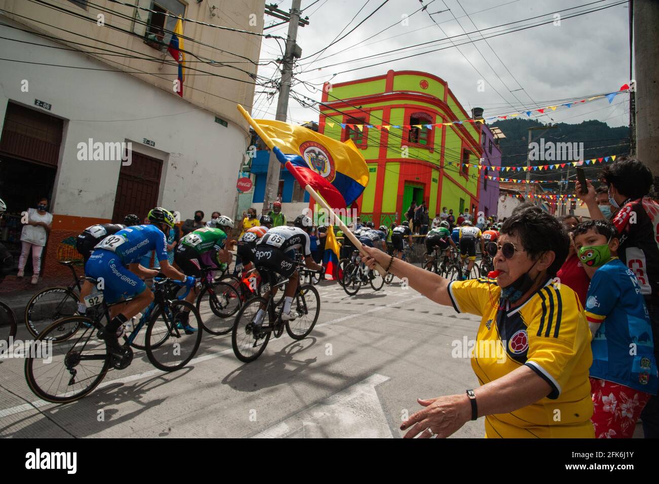 Les Ciclystes participent à la dernière étape de la tournée de ciclyng Vuelta a Colombia 2021 dans les rues de Bogota, où les gens soutiennent les participants pendant le 1 Banque D'Images