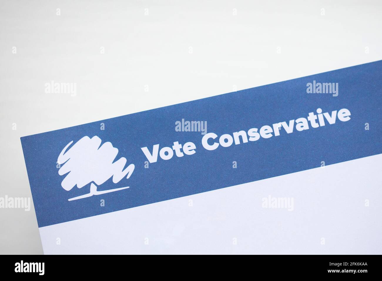 LONDRES, Royaume-Uni - avril 2021 : logo du parti politique conservateur sur la littérature de campagne Banque D'Images