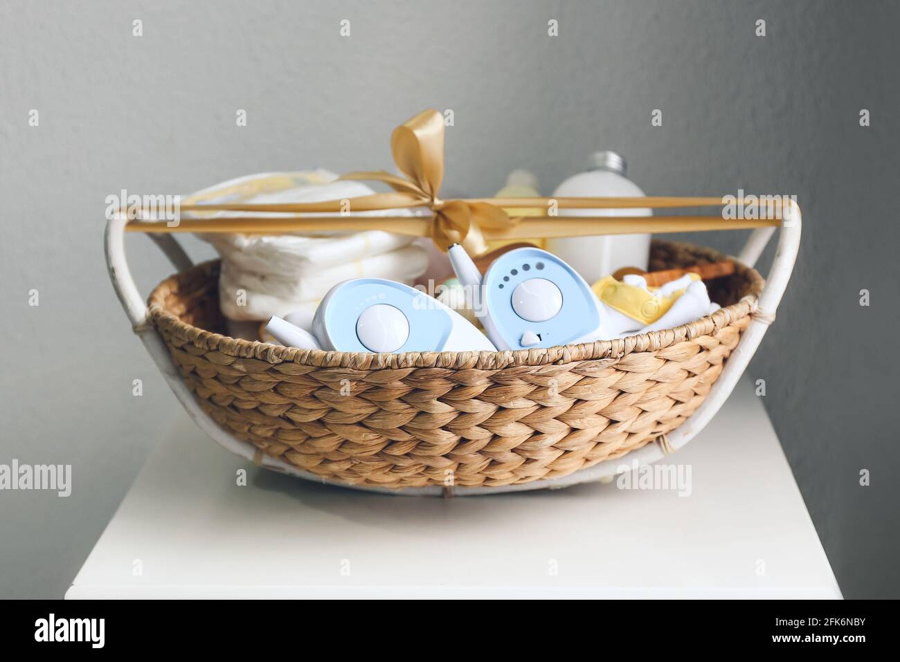 Panier En Osier Avec Cadeaux Pour Bebe Sur Table Photo Stock Alamy
