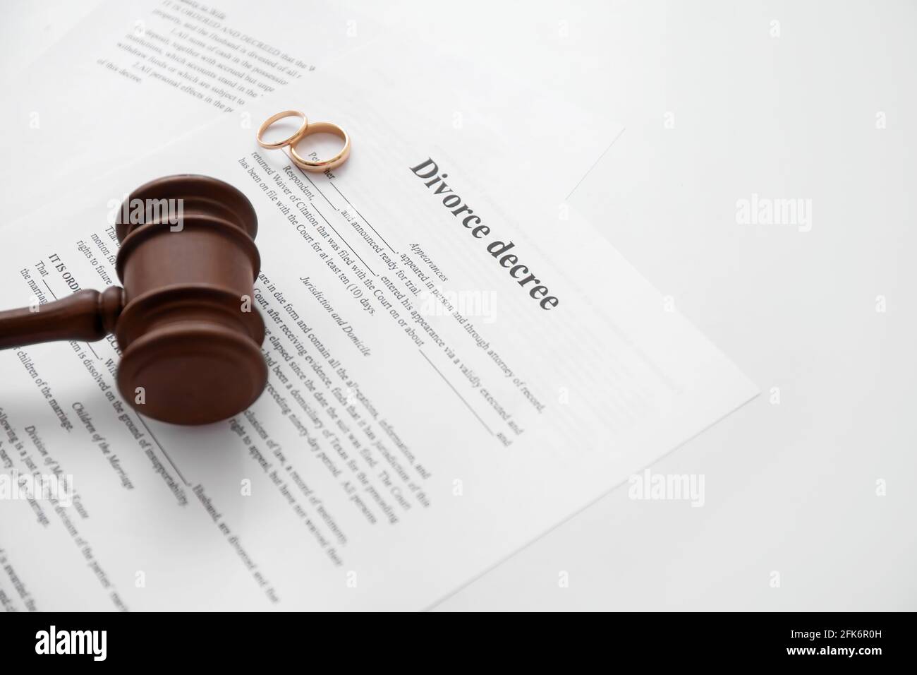 Decret De Divorce Avec Le Gavel Du Juge Et Anneaux Sur Fond Blanc Photo Stock Alamy