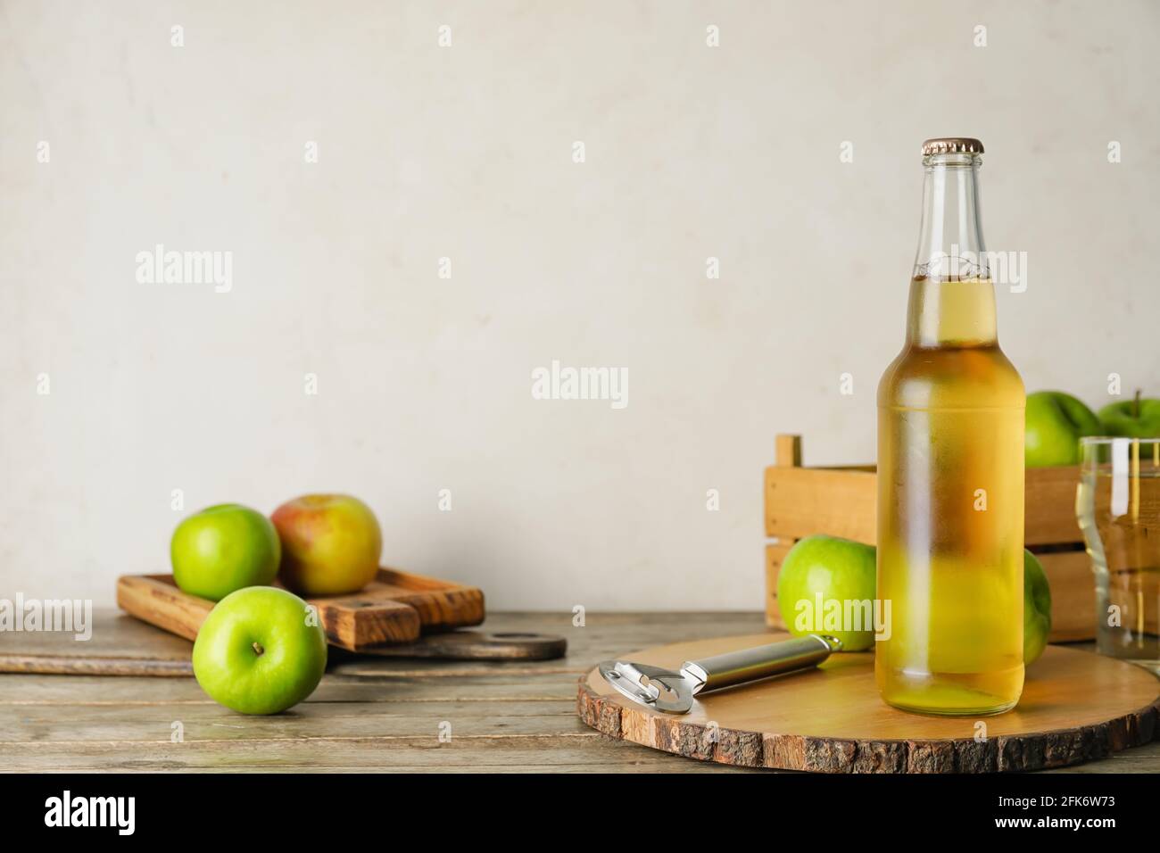 Composition avec cidre de pomme frais sur fond de bois Banque D'Images