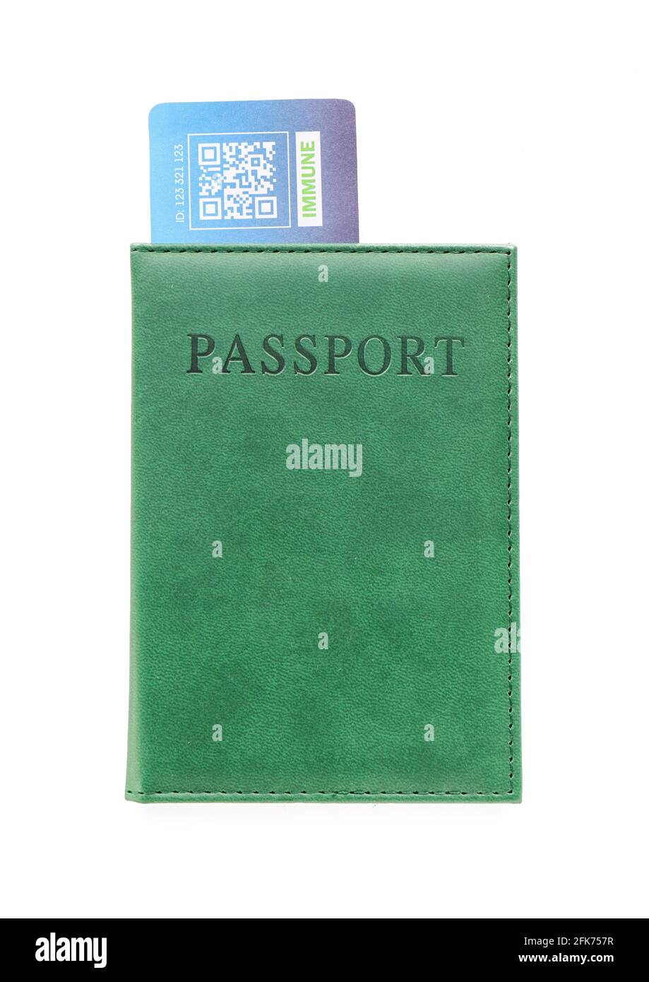 Passeport et carte immunitaire sur fond blanc Banque D'Images Passeport et carte immunitaire sur fond blanc Banque D'Images