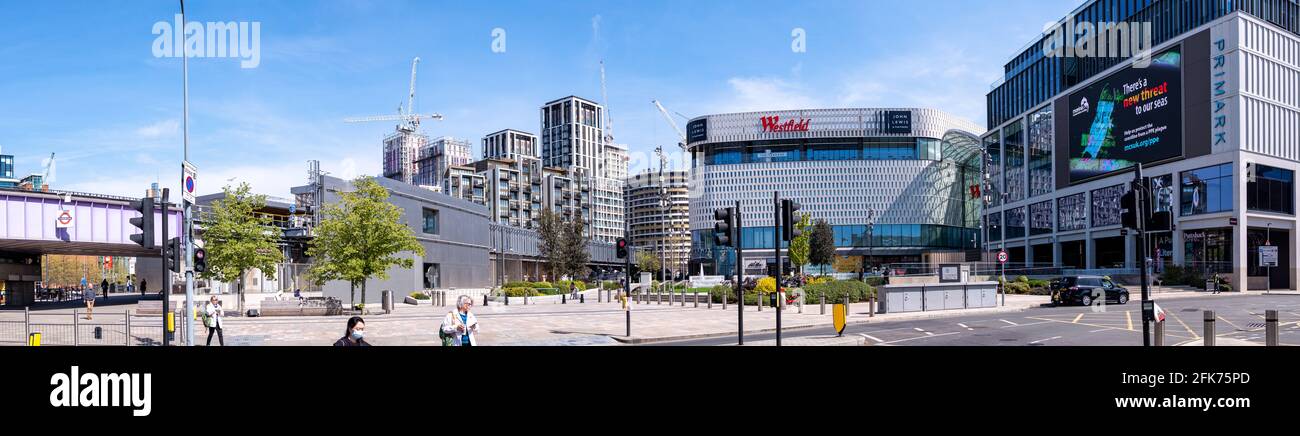 Londres - avril 2021 : centre commercial Westfield à Shepherds Bush. Grand centre de vente au détail intérieur avec de nombreuses chaînes de luxe et de rues hautes. Banque D'Images