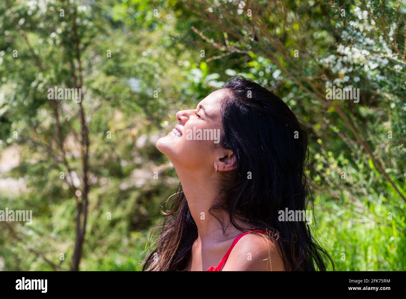 Jeune femme avec son visage au soleil, obtenir un peu de vit D Banque D'Images