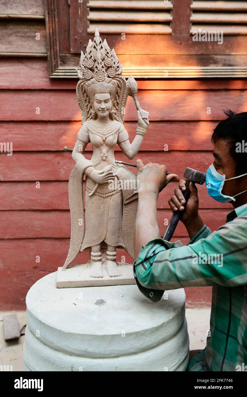 Un sculpturiste khmer travaillant sur sa sculpture d'Apsara à Siem Reap, Cambodge. Banque D'Images