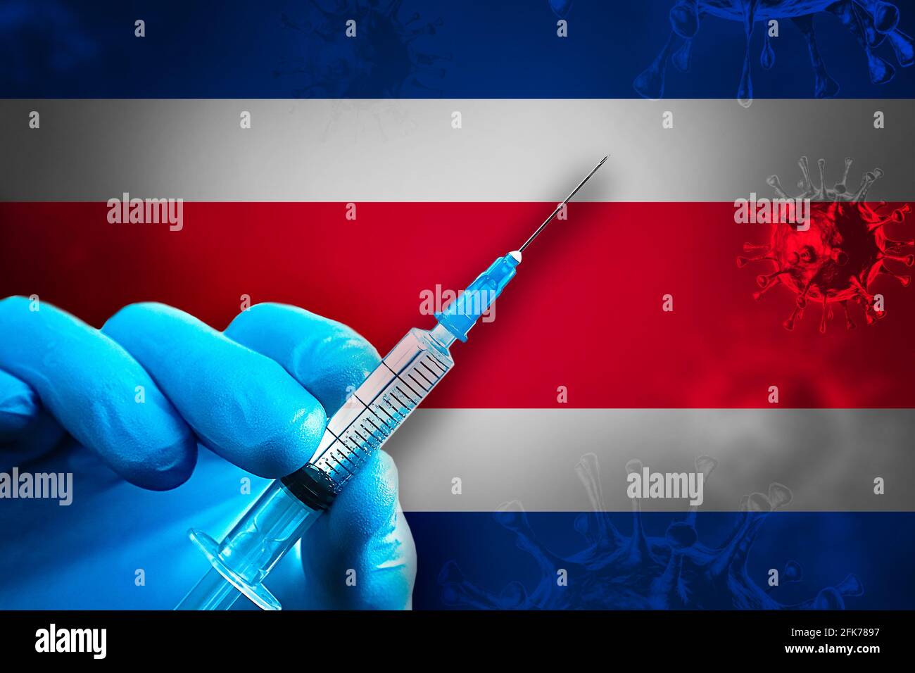 Costa rica campagne de vaccination Covid-19. Une main dans un gant en caoutchouc bleu tient une seringue avec le vaccin contre le virus Covid-19 devant le drapeau du Costa rica. Concept de vaccination contre le coronavirus Banque D'Images