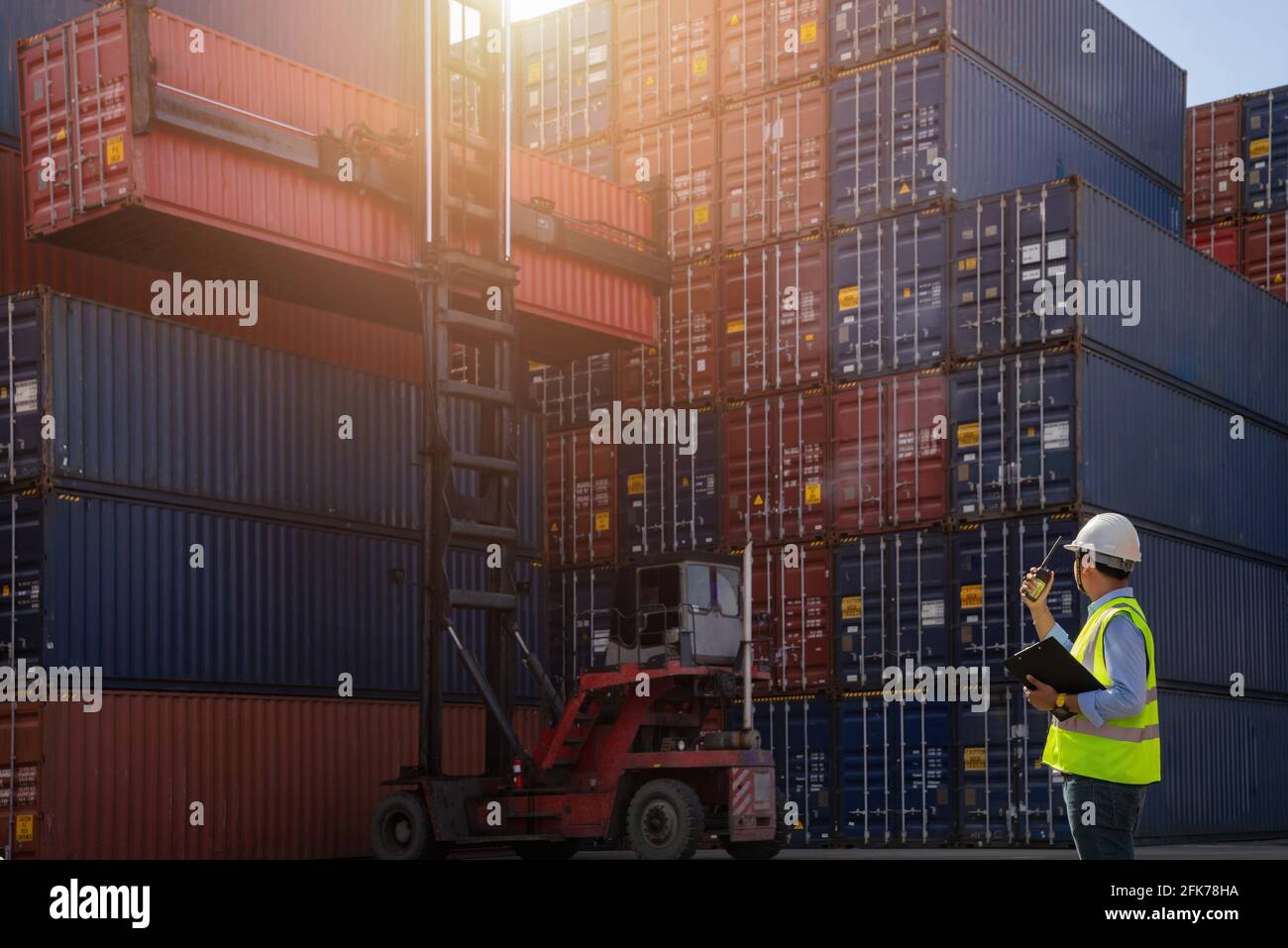 Les conteneurs à charge de contremaître à la boîte de camion pour l'Import Export Logistique Logistique d'entreprise, concept, concept d'importation et d'exportation Banque D'Images