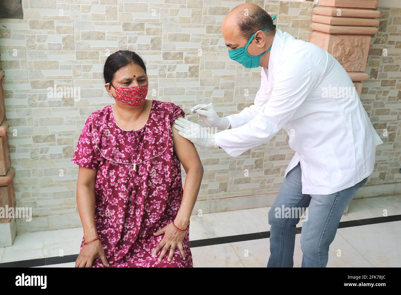 Vaccination en inde, un travailleur médical ou un médecin injectant le vaccin à une femme mature à l'hôpital pour la protéger du coronavirus ou du covid-19. COVISHI Banque D'Images