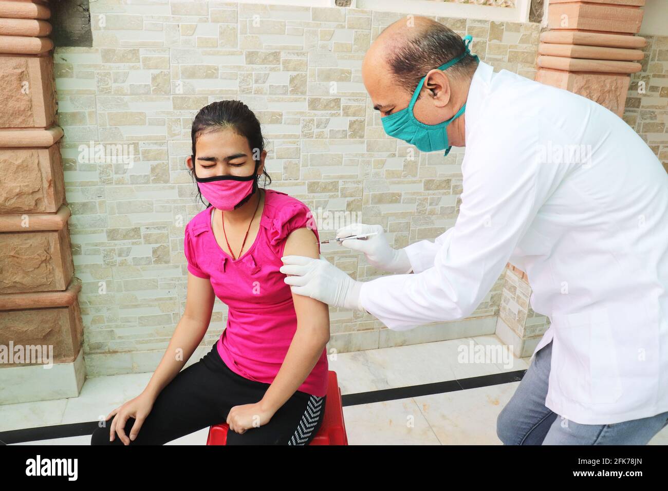 Vaccination en inde, un travailleur médical ou un médecin injectant le vaccin à une jeune fille à l'hôpital pour protéger contre le coronavirus ou le covid-19. COVISHIEL Banque D'Images