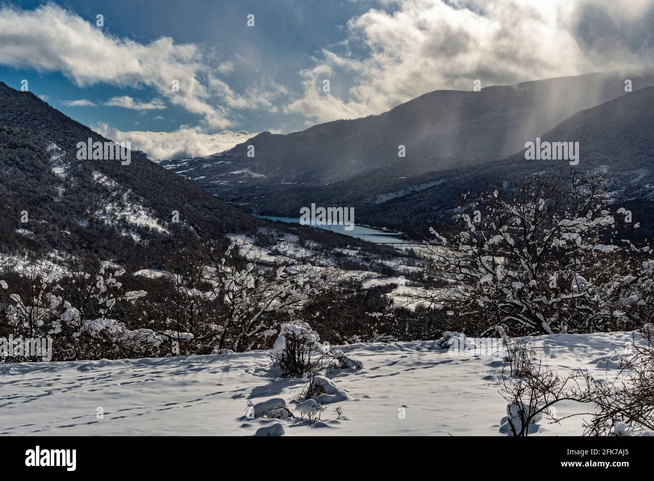 Le lac de Barrea avec les sommets des Abruzzes Latium et le parc national Molise couvert de neige. Abruzzes, Italie, Europe Banque D'Images