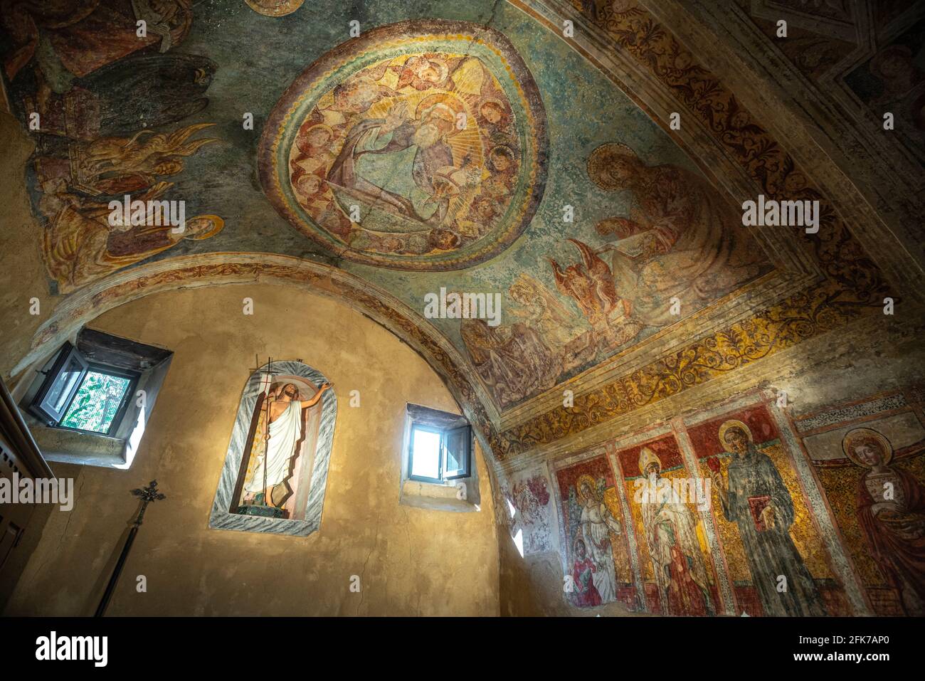 Eglise de Santa Maria Maggiore, chapelle latérale avec des fresques ombriennes-sienaises du début du XVIe siècle.Sovana, provinces de Grosseto, Toscane,. Banque D'Images