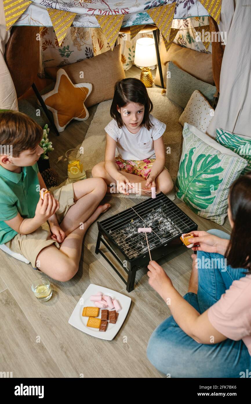 La famille prépare des plats au barbecue à la maison Banque D'Images