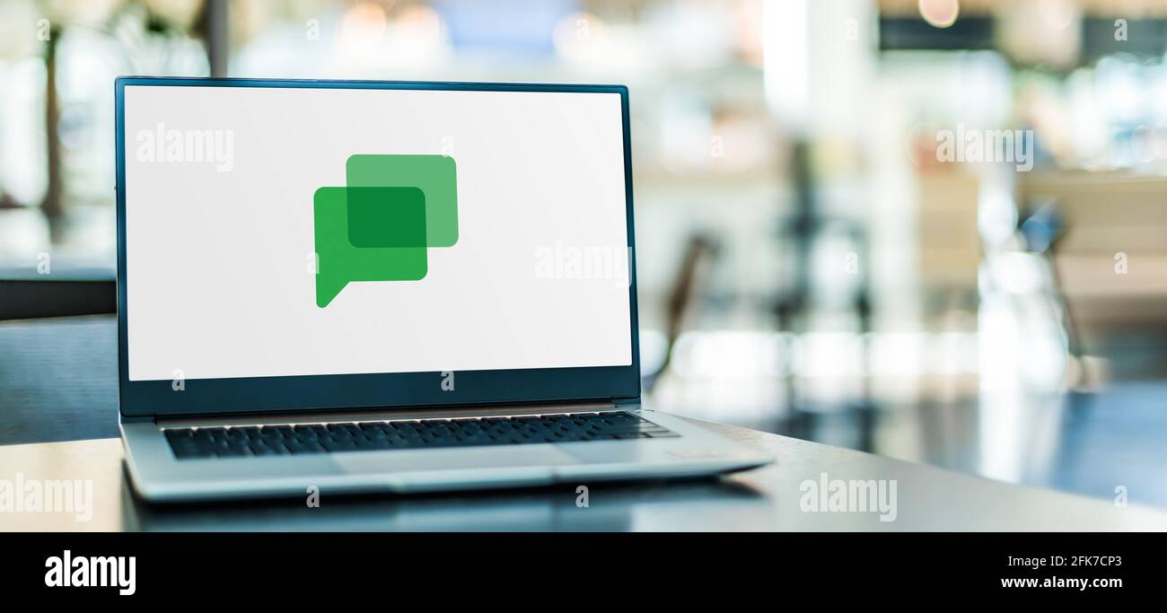 POZNAN, POL - MAR 15, 2021: Ordinateur portable affichant le logo de Google Chat, un logiciel de communication développé par Google construit pour les équipes qui fournit Banque D'Images