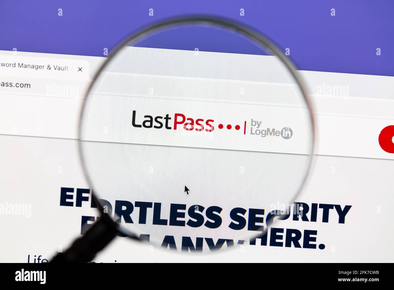 Ostersund, Suède - 17 févr. 2021 : site de LastPass sous une loupe. LastPass est un gestionnaire de mots de passe qui stocke les mots de passe cryptés en ligne. Banque D'Images