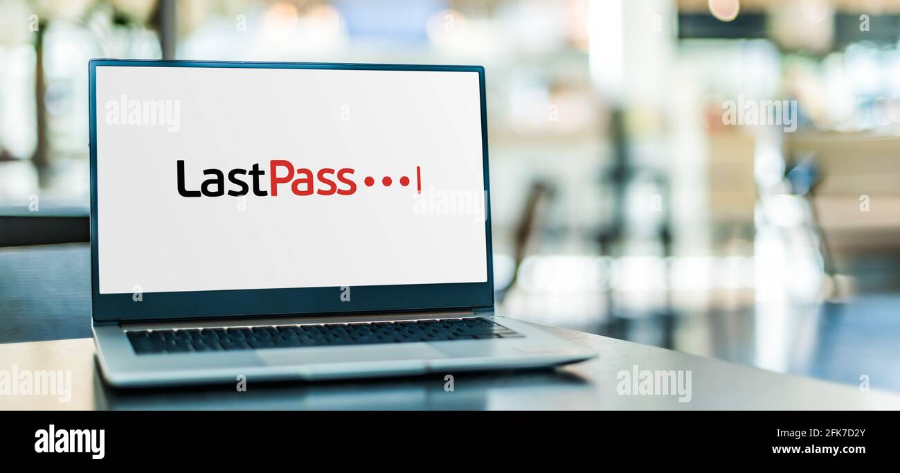 POZNAN, POL - APR 15, 2021: Ordinateur portable affichant le logo de LastPass, un gestionnaire de mots de passe freemium qui stocke les mots de passe cryptés en ligne Banque D'Images
