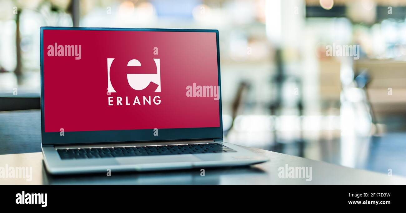 POZNAN, POL - APR 15, 2021: Ordinateur portable affichant le logo d'Erlang, un langage de programmation général, simultané, fonctionnel, et un Garbage-c Banque D'Images