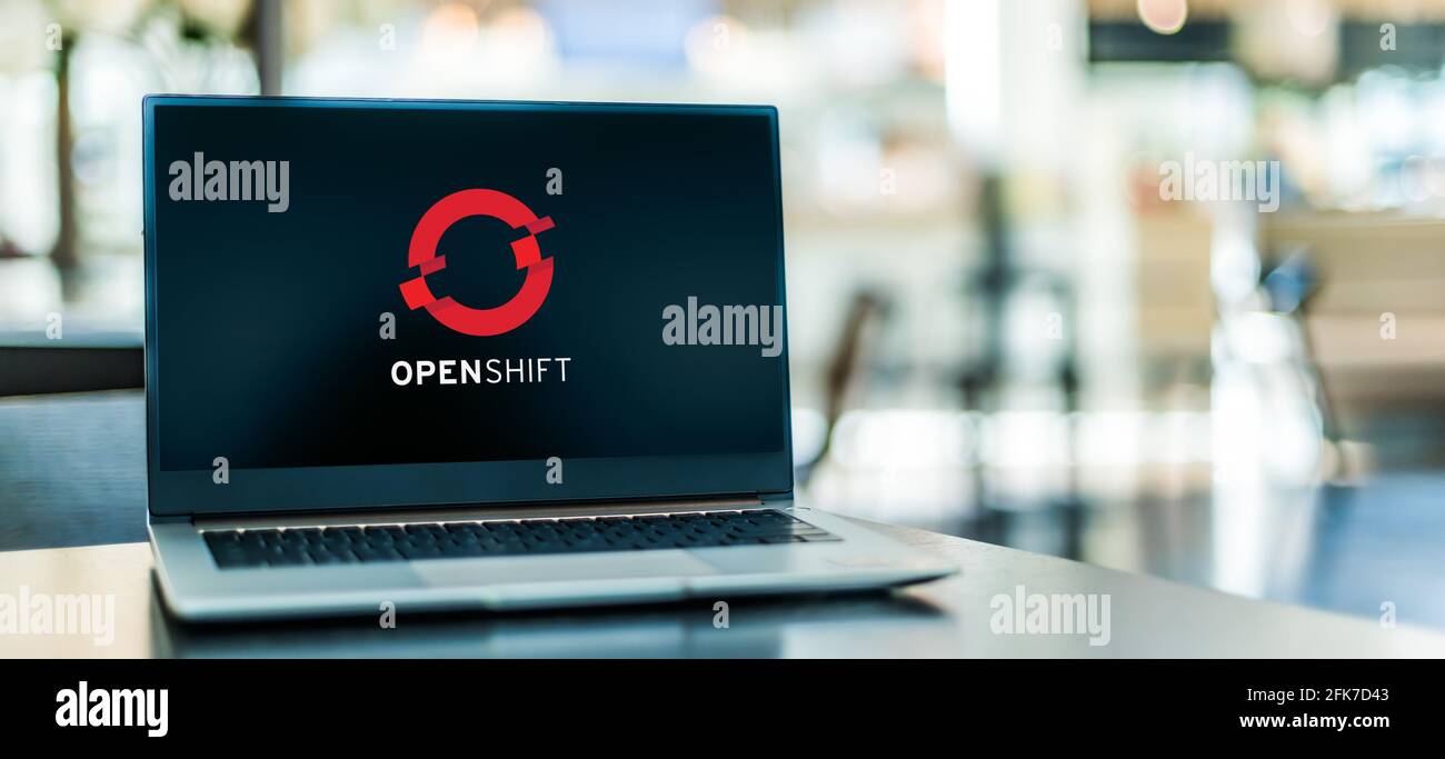 POZNAN, POL - APR 15, 2021 : ordinateur portable affichant le logo d'OpenShift, une famille de produits logiciels de conteneurisation développés par Red Hat Banque D'Images