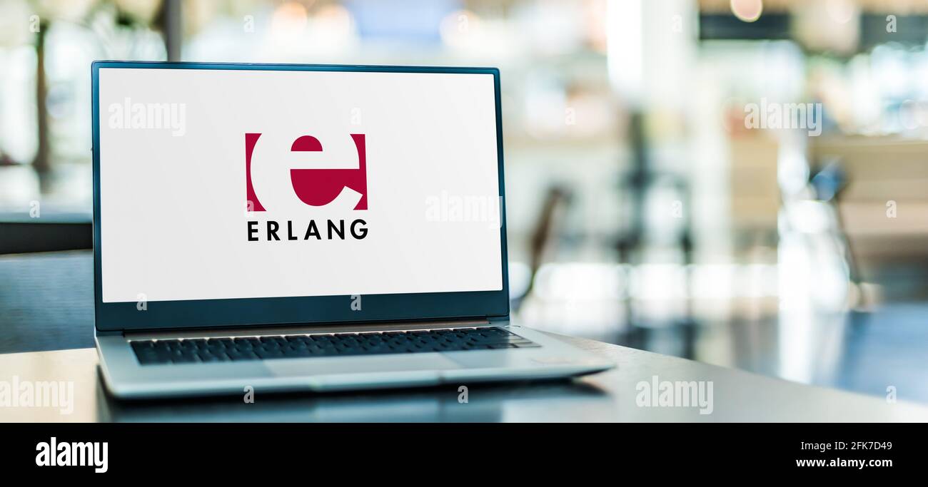POZNAN, POL - APR 15, 2021: Ordinateur portable affichant le logo d'Erlang, un langage de programmation général, simultané, fonctionnel, et un Garbage-c Banque D'Images