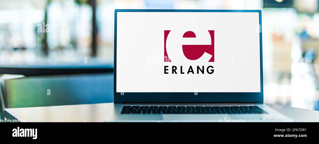 POZNAN, POL - APR 15, 2021: Ordinateur portable affichant le logo d'Erlang, un langage de programmation général, simultané, fonctionnel, et un Garbage-c Banque D'Images