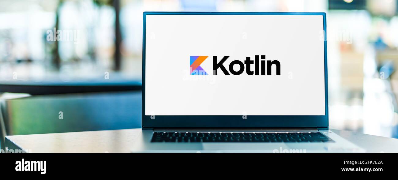 POZNAN, POL - APR 15, 2021: Ordinateur portable affichant le logo de Kotlin, un langage de programmation multi-plate-forme, statiquement typé, à usage général avec t Banque D'Images