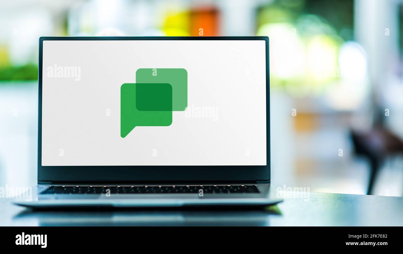 POZNAN, POL - MAR 15, 2021: Ordinateur portable affichant le logo de Google Chat, un logiciel de communication développé par Google construit pour les équipes qui fournit Banque D'Images