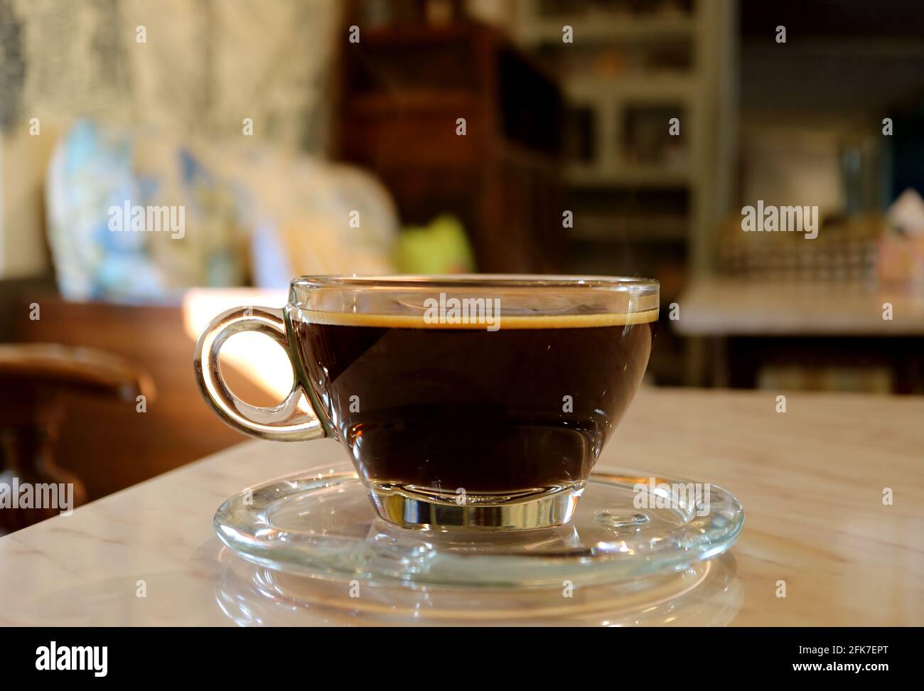 Tasse de café noir chaud isolée sur la salle de séjour tableau Banque D'Images