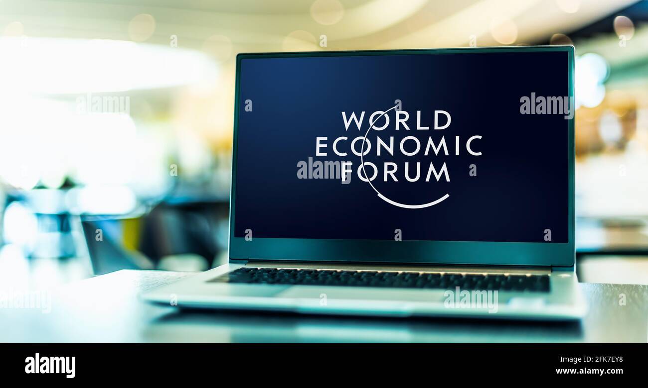 POZNAN, POL - APR 15, 2021: Ordinateur portable affichant le logo du Forum économique mondial, une ONG internationale basée à Cologny, canton de Genève, Suisse Banque D'Images