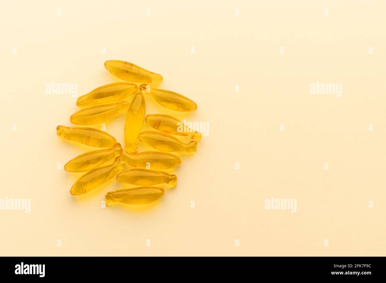 Capsules de supplément d'huile de poisson omega-3 isolées sur la surface jaune. Concept de soins de santé Banque D'Images
