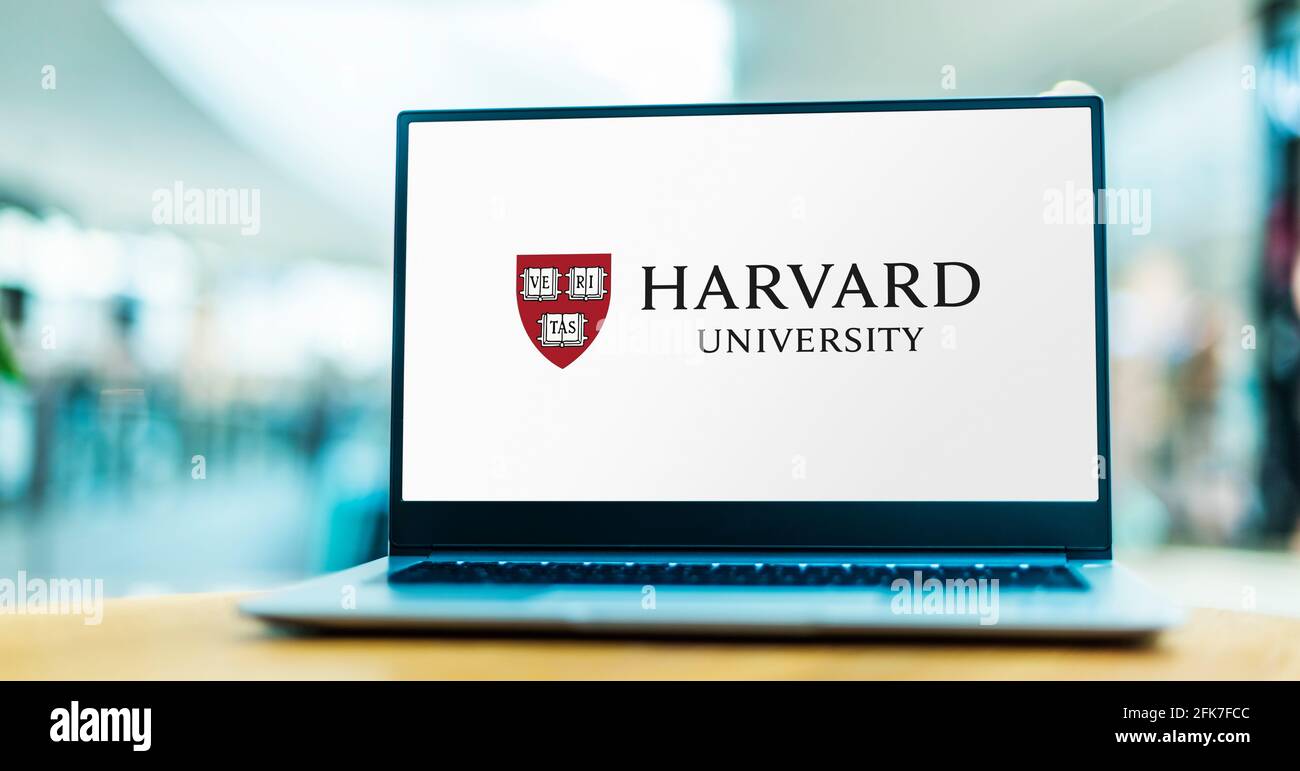 POZNAN, POL - APR 20, 2021: Ordinateur portable affichant le logo de l'Université Harvard, une université privée de recherche Ivy League à Cambridge, Massachusetts Banque D'Images