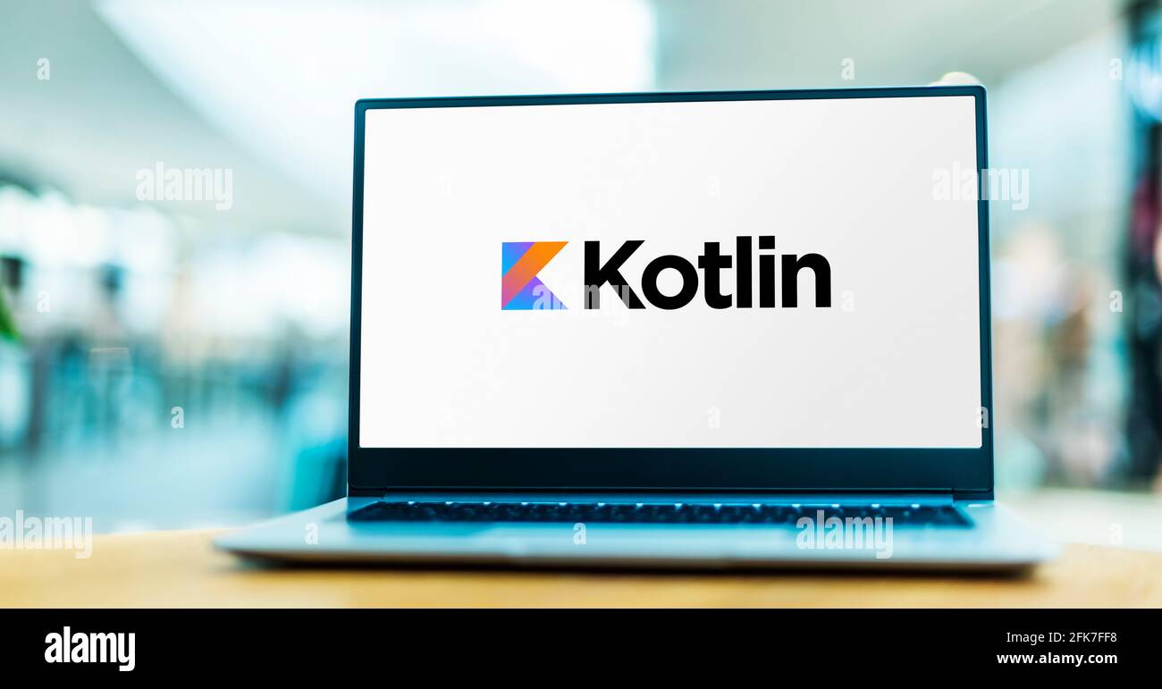 POZNAN, POL - APR 15, 2021: Ordinateur portable affichant le logo de Kotlin, un langage de programmation multi-plate-forme, statiquement typé, à usage général avec t Banque D'Images