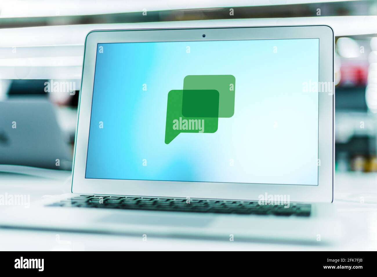 POZNAN, POL - MAR 15, 2021: Ordinateur portable affichant le logo de Google Chat, un logiciel de communication développé par Google construit pour les équipes qui fournit Banque D'Images