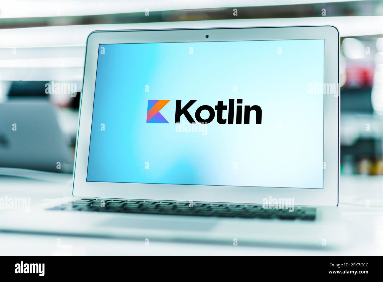 POZNAN, POL - APR 15, 2021: Ordinateur portable affichant le logo de Kotlin, un langage de programmation multi-plate-forme, statiquement typé, à usage général avec t Banque D'Images