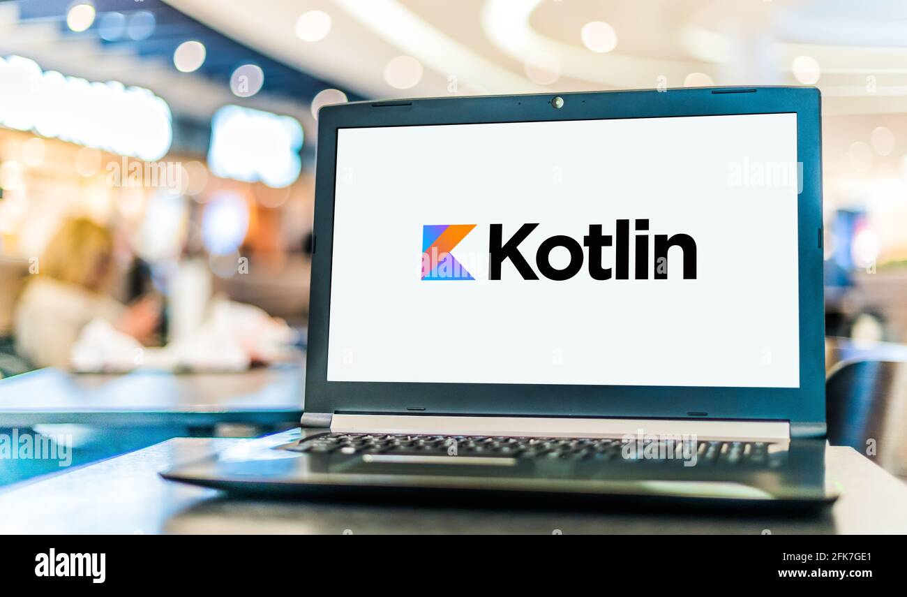 POZNAN, POL - APR 15, 2021: Ordinateur portable affichant le logo de Kotlin, un langage de programmation multi-plate-forme, statiquement typé, à usage général avec t Banque D'Images