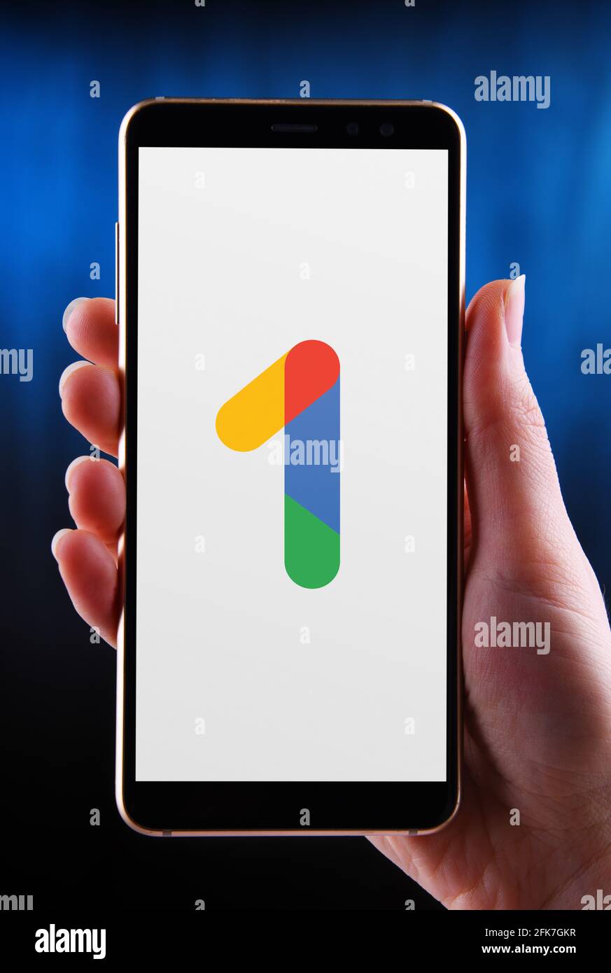 POZNAN, POL - APR 25, 2021: Main tenant smartphone affichant le logo de Google One, un service d'abonnement développé par Google qui offre clo étendu Banque D'Images