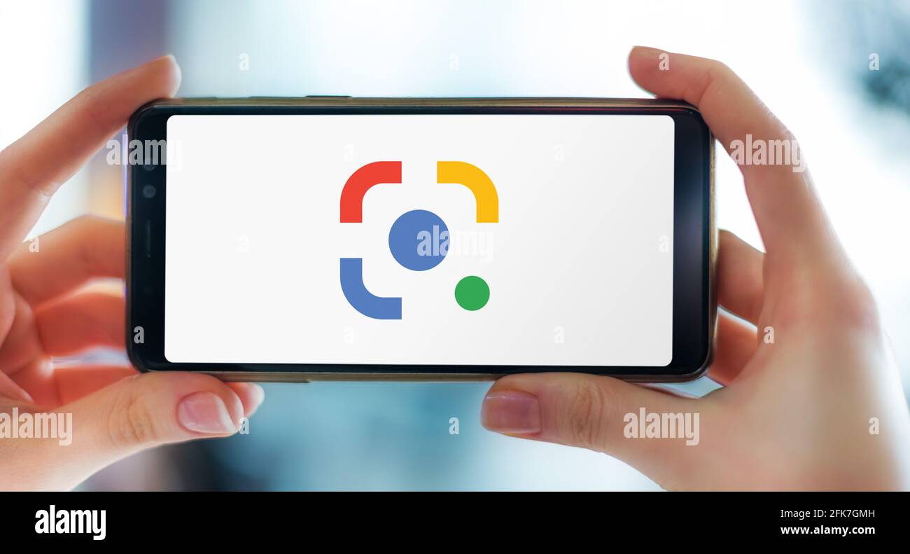 POZNAN, POL - APR 25, 2021: Mains tenant smartphone affichant le logo de Google Lens, une technologie de reconnaissance d'image développée par Google Banque D'Images