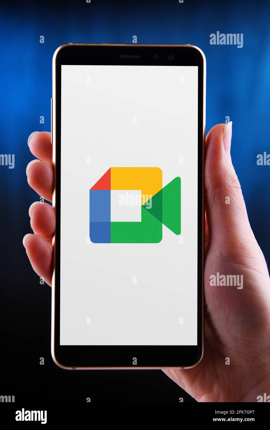 POZNAN, POL - APR 25, 2021: Main tenant smartphone affichant le logo de Google Meet, un service de communication vidéo développé par Google Banque D'Images