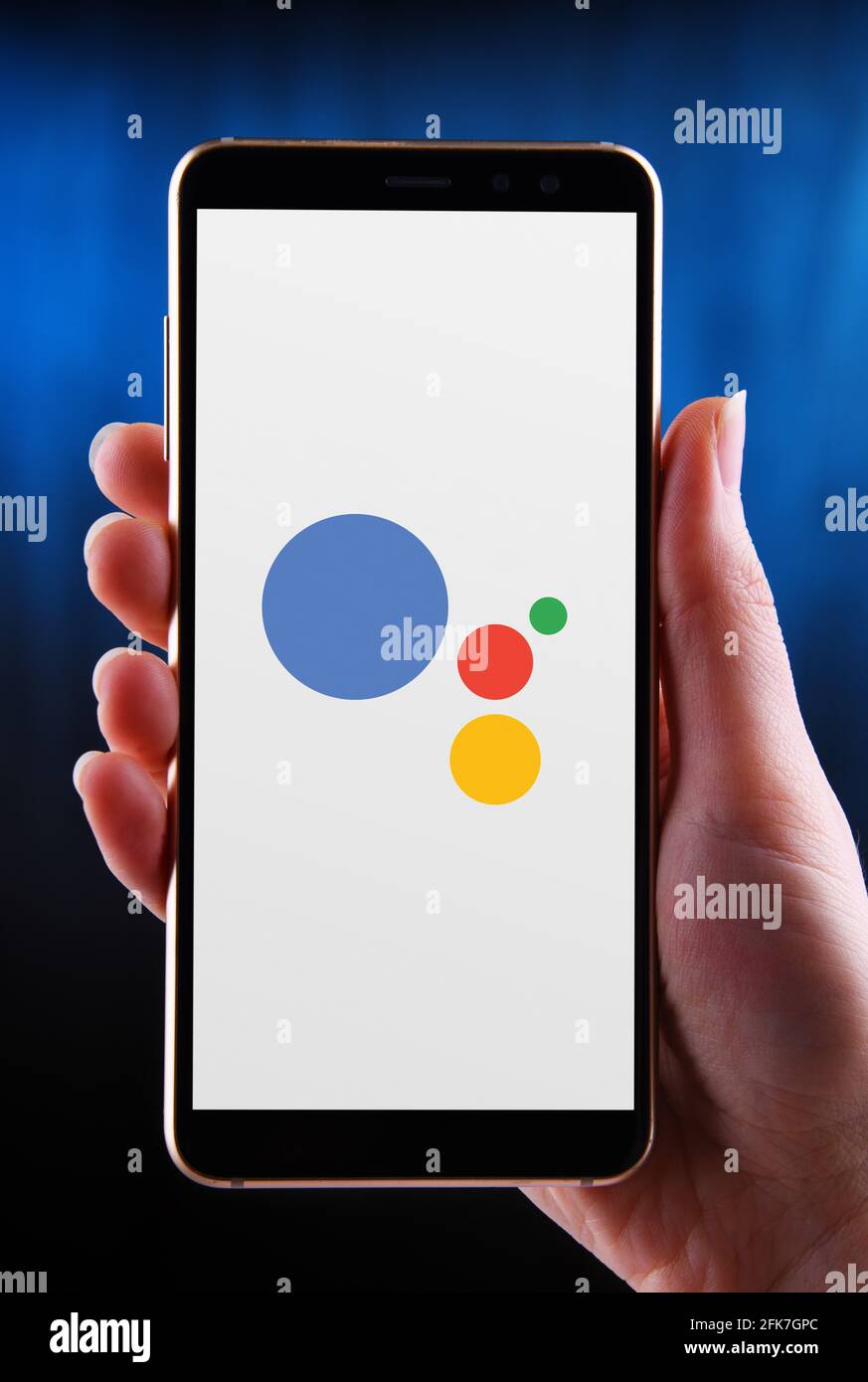 POZNAN, POL - APR 25, 2021: Main tenant smartphone affichant le logo de Google Assistant, un assistant virtuel d'intelligence artificielle développé Banque D'Images