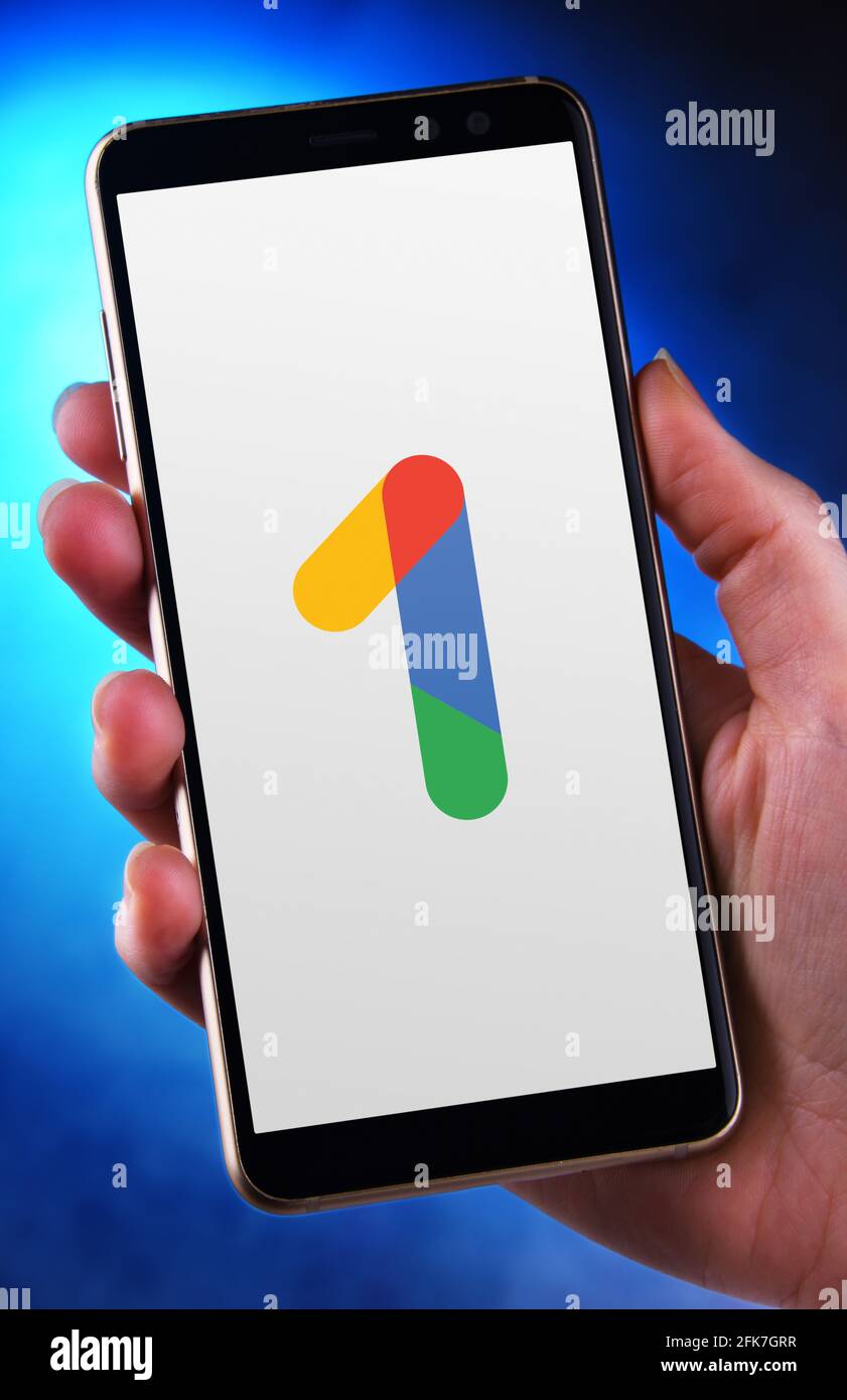 POZNAN, POL - APR 25, 2021: Main tenant smartphone affichant le logo de Google One, un service d'abonnement développé par Google qui offre clo étendu Banque D'Images