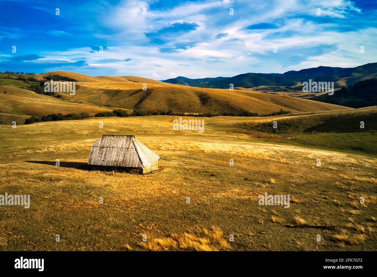 Chalet traditionnel des cow-boys sur le terrain de pâturage sur le mont Zlatibor en Serbie, l'après-midi ensoleillé d'automne, vue aérienne Banque D'Images