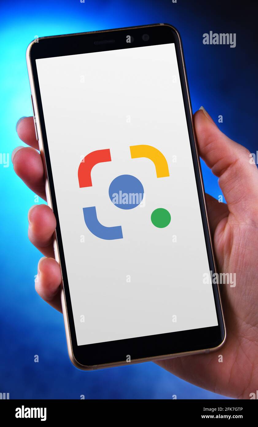 POZNAN, POL - APR 25, 2021: Main tenant smartphone affichant le logo de Google Lens, une technologie de reconnaissance d'image développée par Google Banque D'Images