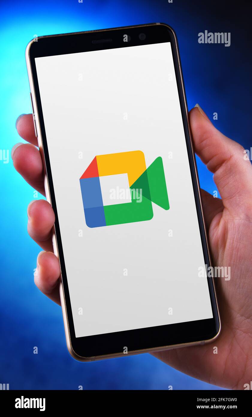 POZNAN, POL - APR 25, 2021: Main tenant smartphone affichant le logo de Google Meet, un service de communication vidéo développé par Google Banque D'Images