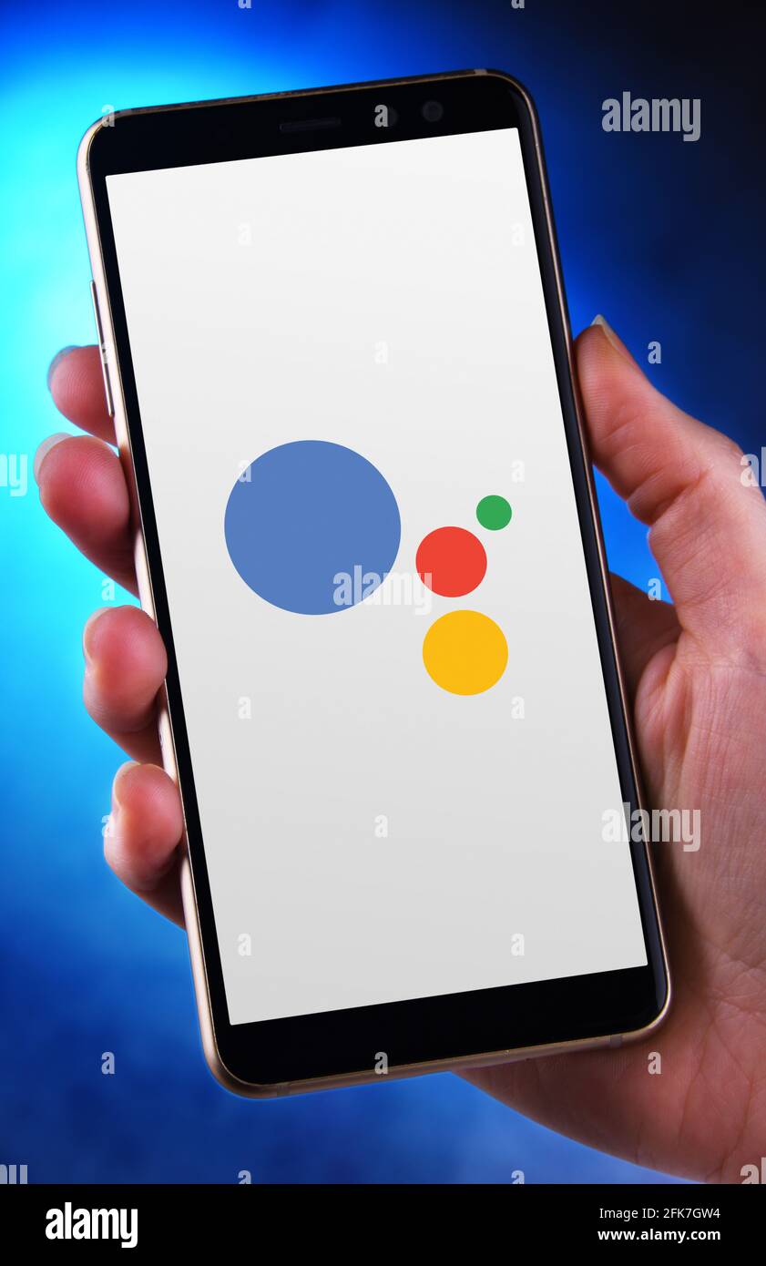 POZNAN, POL - APR 25, 2021: Main tenant smartphone affichant le logo de Google Assistant, un assistant virtuel d'intelligence artificielle développé Banque D'Images